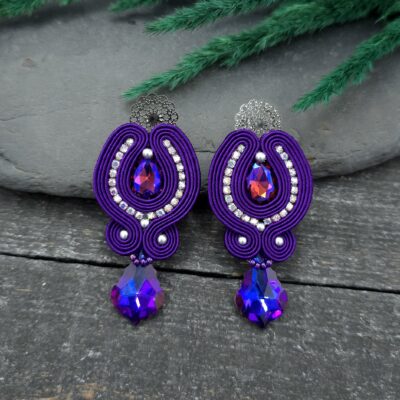 Kolczyki sutasz fioletowe sztyfty wieczorowe handmade długie błyszczące eleganckie z kryształkami biżuteria artystyczna marki Katrina Rossa na drewnie i kamieniu