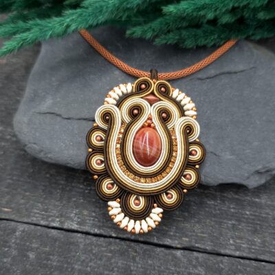 Wisiorek sutasz brązowy beżowy pomarańczowy z agatem naszyjnik handmade romantyczny elegancki na prezent biżuteria artystyczna marki Katrina Rossa na drewnie i kamieniu