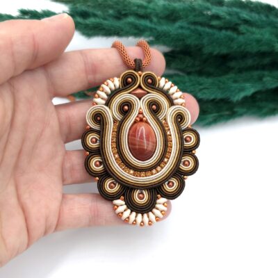 Wisiorek sutasz brązowy beżowy pomarańczowy z agatem naszyjnik handmade romantyczny elegancki na prezent biżuteria artystyczna marki Katrina Rossa na dłoni