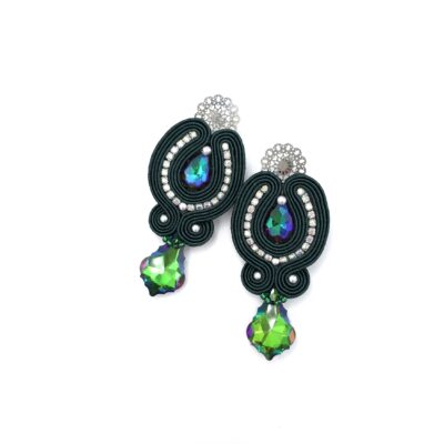 Kolczyki sutasz zielone sztyfty wieczorowe handmade długie błyszczące eleganckie z kryształkami biżuteria artystyczna marki Katrina Rossa na białym tle