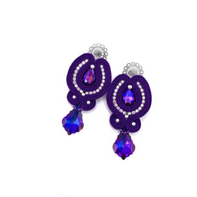 Kolczyki sutasz fioletowe sztyfty wieczorowe handmade długie błyszczące eleganckie z kryształkami biżuteria artystyczna marki Katrina Rossa na białym tle