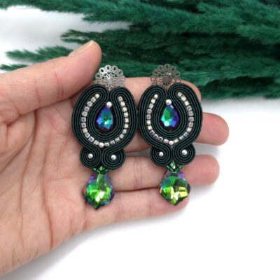 Kolczyki sutasz zielone sztyfty wieczorowe handmade długie błyszczące eleganckie z kryształkami biżuteria artystyczna marki Katrina Rossa na dłoni