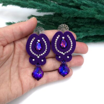 Kolczyki sutasz fioletowe sztyfty wieczorowe handmade długie błyszczące eleganckie z kryształkami biżuteria artystyczna marki Katrina Rossa na dłoni