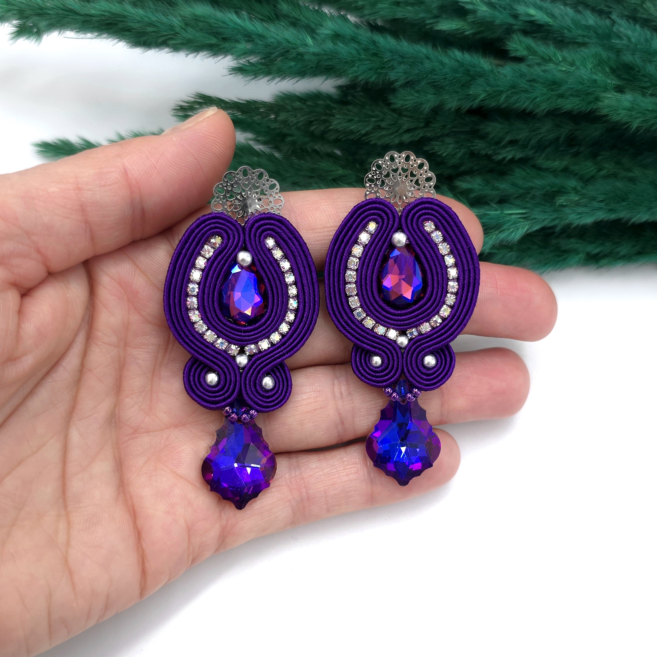 Kolczyki sutasz fioletowe sztyfty wieczorowe handmade długie błyszczące eleganckie z kryształkami biżuteria artystyczna marki Katrina Rossa na dłoni