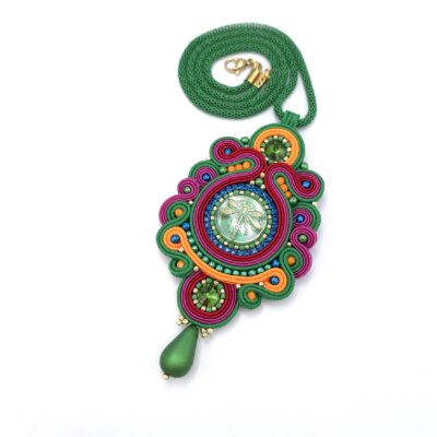 Wisiorek sutasz kolorowy barwny energetyczny z ważką naszyjnik handmade romantyczny elegancki na prezent biżuteria artystyczna marki Katrina Rossa na białym tle