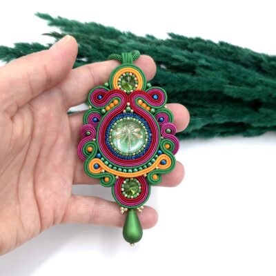 Wisiorek sutasz kolorowy barwny energetyczny z ważką naszyjnik handmade romantyczny elegancki na prezent biżuteria artystyczna marki Katrina Rossa na dłoni