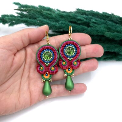 Kolczyki sutasz kolorowe barwne indyjskie energetyczne handmade lekkie romantyczne z dużą łezką biżuteria artystyczna marki Katrina Rossa na dłoni