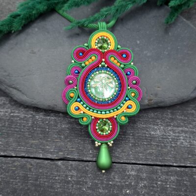 Wisiorek sutasz kolorowy barwny energetyczny z ważką naszyjnik handmade romantyczny elegancki na prezent biżuteria artystyczna marki Katrina Rossa na drewnie i kamieniu