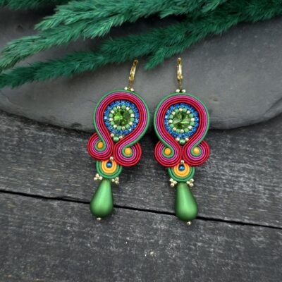 Kolczyki sutasz kolorowe barwne indyjskie energetyczne handmade lekkie romantyczne z dużą łezką biżuteria artystyczna marki Katrina Rossa na drewnie i kamieniu