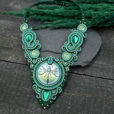 Naszyjnik sutasz zielony turkusowy kolia handmade z ważką bogaty ozdobny barokowy leśny biżuteria artystyczna marki Katrina Rossa na drewnie i kamieniu