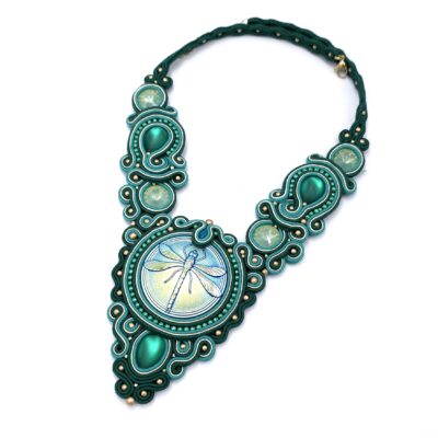 Naszyjnik sutasz zielony turkusowy kolia handmade z ważką bogaty ozdobny barokowy leśny biżuteria artystyczna marki Katrina Rossa na białym tle