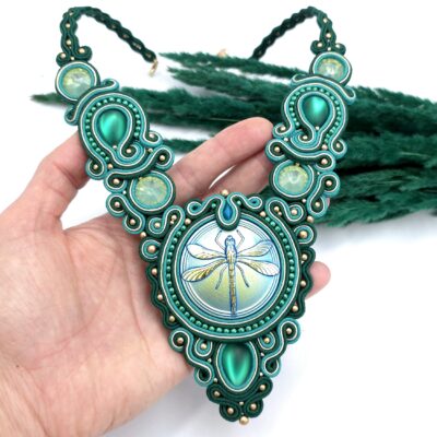 Naszyjnik sutasz zielony turkusowy kolia handmade z ważką bogaty ozdobny barokowy leśny biżuteria artystyczna marki Katrina Rossa na dłoni