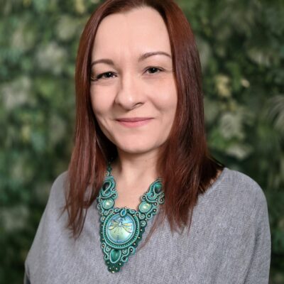 Naszyjnik sutasz zielony turkusowy kolia handmade z ważką bogaty ozdobny barokowy leśny biżuteria artystyczna marki Katrina Rossa na modelce