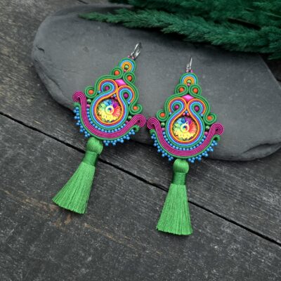 Kolczyki sutasz handmade kolorowe barwne wiosenne z chwostami długie bogate energetyczne biżuteria artystyczna marki Katrina Rossa na drewnie i kamieniu