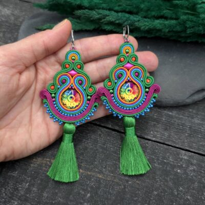 Kolczyki sutasz handmade kolorowe barwne wiosenne z chwostami długie bogate energetyczne biżuteria artystyczna marki Katrina Rossa na dłoni