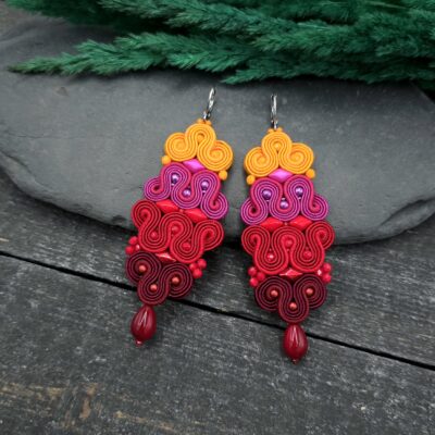Kolczyki sutasz ombre kolorowe barwne pomarańczowe różowe czerwone bordowe energetyczne wiosenne dugie wiszące biżuteria artystyczna marki Katrina Rossa na drewnie i kamieniu