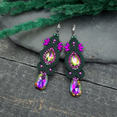 Kolczyki sutasz zielone różowe handmade długie wiszące lekkie wieczorowe eleganckie z kryształkami biżuteria artystyczna marki Katrina Rossa na drewnie i kamieniu