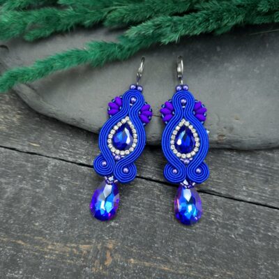 Kolczyki sutasz chabrowe niebieskie fioletowe handmade długie wiszące lekkie wieczorowe eleganckie z kryształkami biżuteria artystyczna marki Katrina Rossa na drewnie i kamieniu