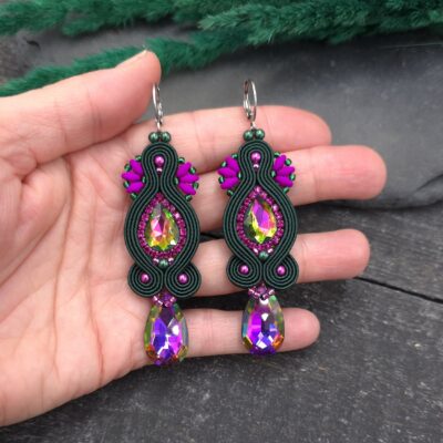 Kolczyki sutasz zielone różowe handmade długie wiszące lekkie wieczorowe eleganckie z kryształkami biżuteria artystyczna marki Katrina Rossa na dłoni