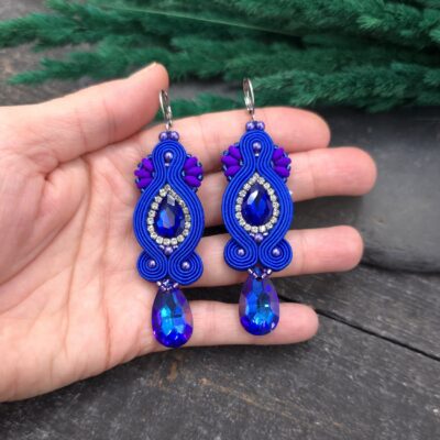 Kolczyki sutasz chabrowe niebieskie fioletowe handmade długie wiszące lekkie wieczorowe eleganckie z kryształkami biżuteria artystyczna marki Katrina Rossa na dłoni