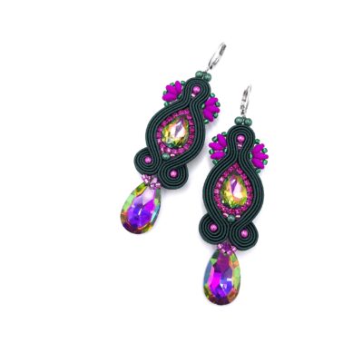 Kolczyki sutasz zielone różowe handmade długie wiszące lekkie wieczorowe eleganckie z kryształkami biżuteria artystyczna marki Katrina Rossa na bialym tle