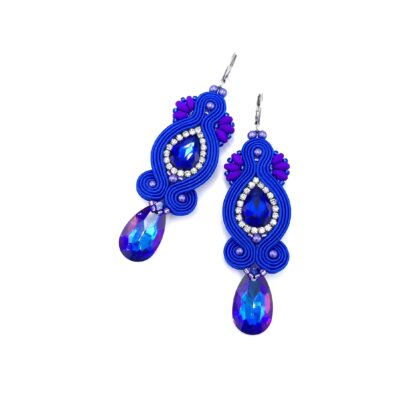 Kolczyki sutasz chabrowe niebieskie fioletowe handmade długie wiszące lekkie wieczorowe eleganckie z kryształkami biżuteria artystyczna marki Katrina Rossa na białym tle