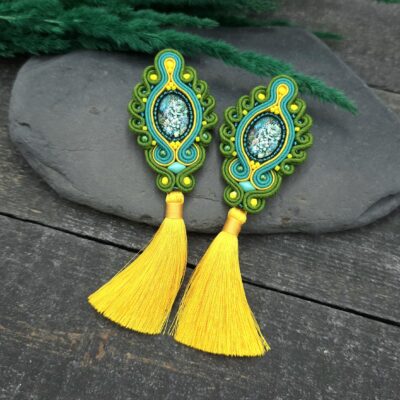 Kolczyki sutasz handmade słoneczne boho kolorowe barwne wiosenne z chwostami długie bogate energetyczne biżuteria artystyczna marki Katrina Rossa na drewnie i kamieniu