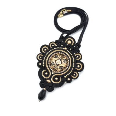 Wisiorek sutasz czarny złoty barokowy naszyjnik handmade romantyczny elegancki wieczorowy na prezent biżuteria artystyczna marki Katrina Rossa na białym tle