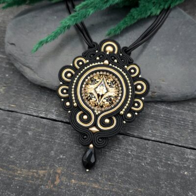 Wisiorek sutasz czarny złoty barokowy naszyjnik handmade romantyczny elegancki wieczorowy na prezent biżuteria artystyczna marki Katrina Rossa na drewnie i kamieniu