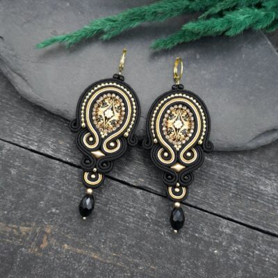 Kolczyki sutasz czarne złote barokowe handmade eleganckie wieczorowe długie biżuteria artystyczna marki Katrina Rossa na drewnie i kamieniu