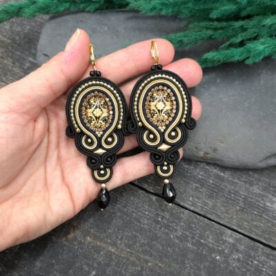 Kolczyki sutasz czarne złote barokowe handmade eleganckie wieczorowe długie biżuteria artystyczna marki Katrina Rossa na dłoni