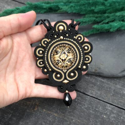 Wisiorek sutasz czarny złoty barokowy naszyjnik handmade romantyczny elegancki wieczorowy na prezent biżuteria artystyczna marki Katrina Rossa na dłoni