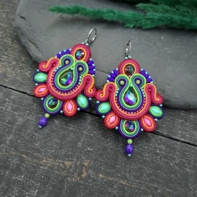 Kolczyki sutasz handmade kolorowe barwne tęczowe energetyczne wiosenne dugie wiszące biżuteria artystyczna marki Katrina Rossa na drewnie i kamieniu