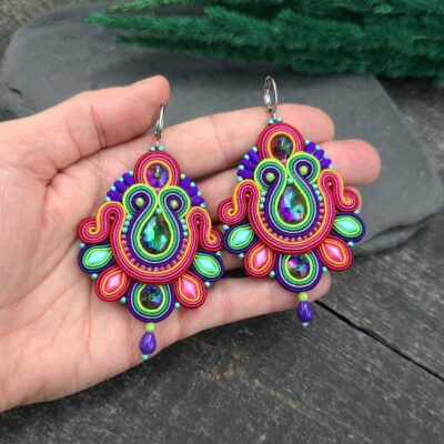 Kolczyki sutasz handmade kolorowe barwne tęczowe energetyczne wiosenne dugie wiszące biżuteria artystyczna marki Katrina Rossa na dłoni