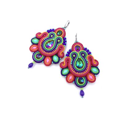 Kolczyki sutasz handmade kolorowe barwne tęczowe energetyczne wiosenne dugie wiszące biżuteria artystyczna marki Katrina Rossa na białym tle