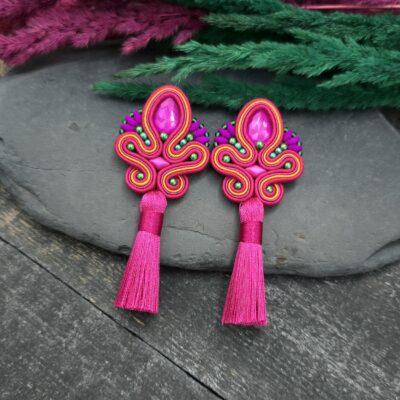 Kolczyki sutasz z chwostami fuksjowe zielone handmade długie kolorowe na lato wiosenne lekkie energetyczne biżuteria artystyczna marki Katrina Rossa na drewnie i kamieniu