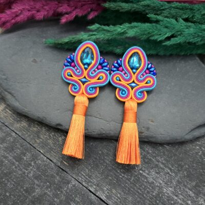 Kolczyki sutasz z chwostami długie kolorowe barwne handmade na lato wiosenne lekkie energetyczne biżuteria artystyczna marki Katrina Rossa na drewnie i kamieniu