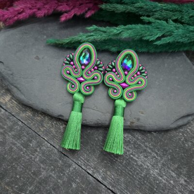 Kolczyki sutasz z chwostami zielone fuksjowe długie kolorowe handmade na lato wiosenne lekkie energetyczne biżuteria artystyczna marki Katrina Rossa na drewnie i kamieniu