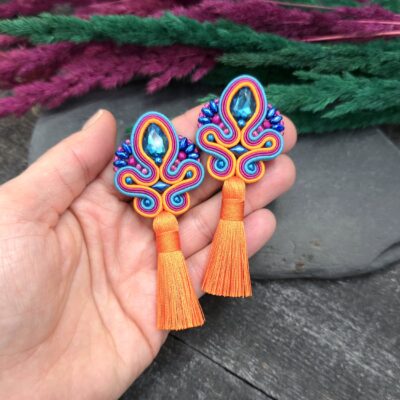 Kolczyki sutasz z chwostami długie kolorowe barwne handmade na lato wiosenne lekkie energetyczne biżuteria artystyczna marki Katrina Rossa na dłoni