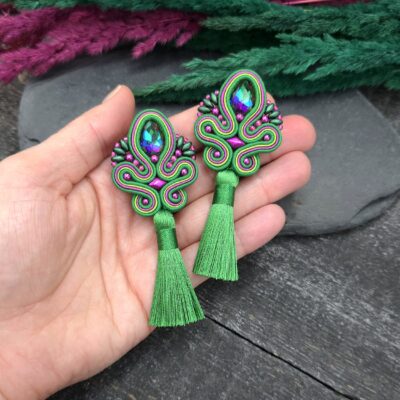 Kolczyki sutasz z chwostami zielone fuksjowe długie kolorowe handmade na lato wiosenne lekkie energetyczne biżuteria artystyczna marki Katrina Rossa na dłoni