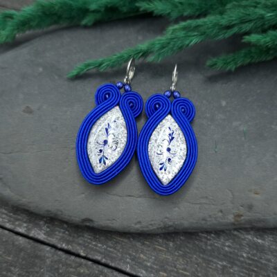 Kolczyki sutasz handmade niebieskie chabrowe lekkie małe codzienne biznesowe z glinki polimerowej z kwiatami biżuteria artystyczna marki Katrina Rossa na kamieniu