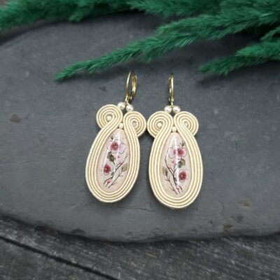 Kolczyki sutasz handmade kremowe ecru lekkie małe codzienne biznesowe z glinki polimerowej z kwiatami biżuteria artystyczna marki Katrina Rossa na kamieniu