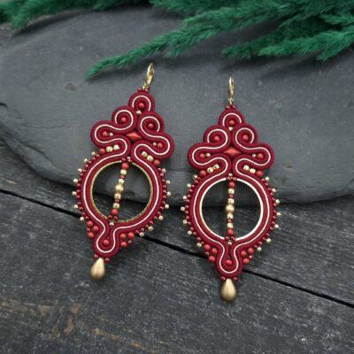 Kolczyki sutasz bordowe lekkie wiszące eleganckie koła handmade wieczorowe biżuteria artystyczna marki Katrina Rossa na kamieniu