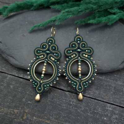 Kolczyki sutasz zielone lekkie wiszące eleganckie koła handmade wieczorowe biżuteria artystyczna marki Katrina Rossa na kamieniu