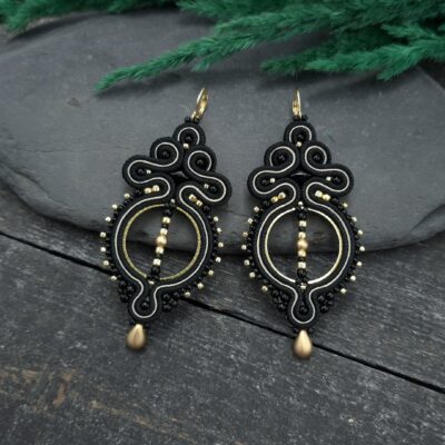 Kolczyki sutasz czarne lekkie wiszące eleganckie koła handmade wieczorowe biżuteria artystyczna marki Katrina Rossa na kamieniu