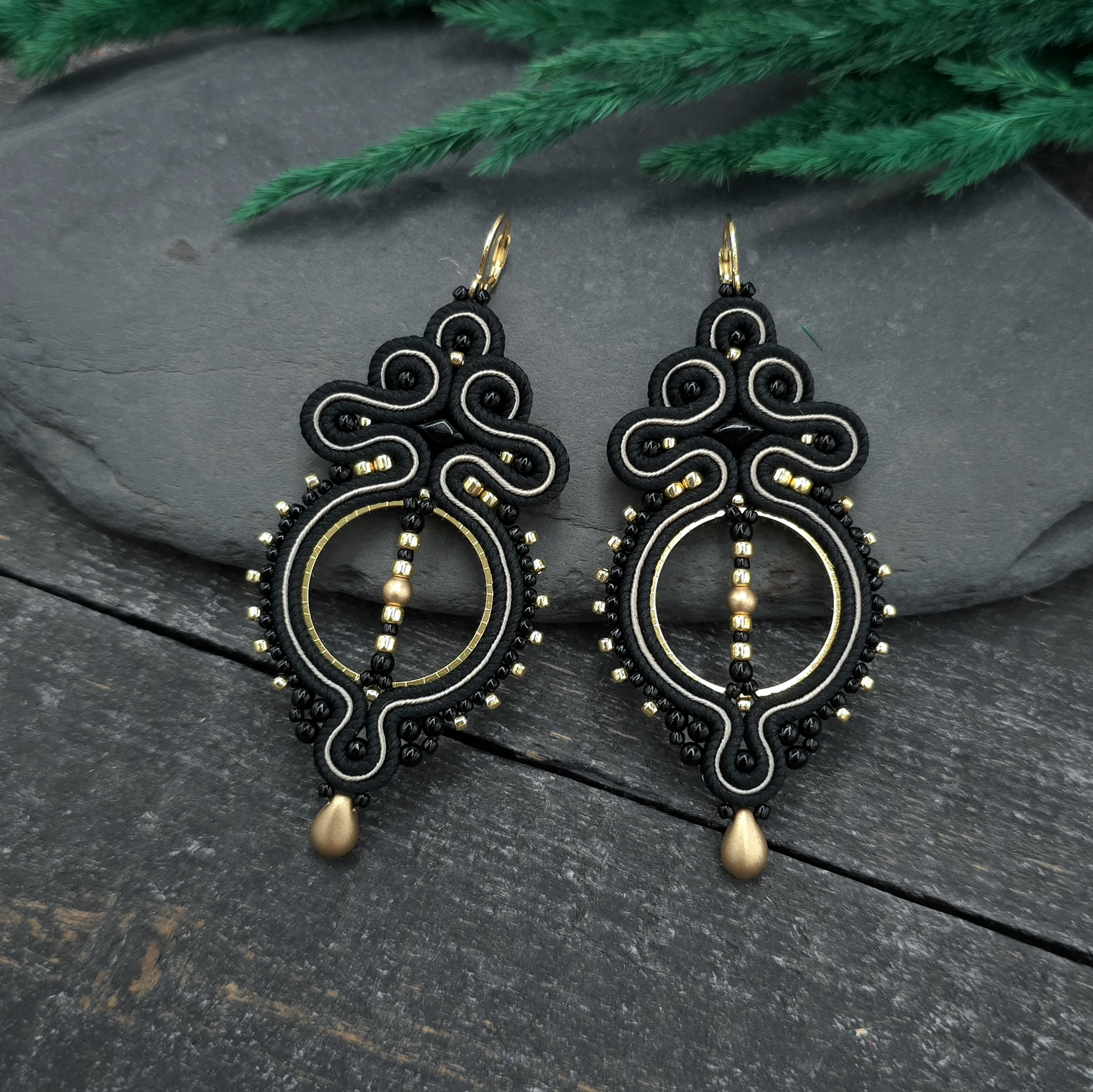 Kolczyki sutasz czarne lekkie wiszące eleganckie koła handmade wieczorowe biżuteria artystyczna marki Katrina Rossa na kamieniu