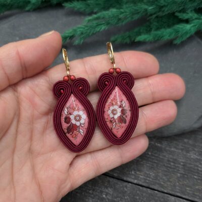 Kolczyki sutasz handmade bordowe lekkie małe codzienne biznesowe z glinki polimerowej z kwiatami biżuteria artystyczna marki Katrina Rossa na dłoni