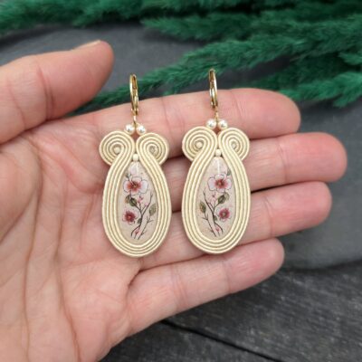 Kolczyki sutasz handmade kremowe ecru lekkie małe codzienne biznesowe z glinki polimerowej z kwiatami biżuteria artystyczna marki Katrina Rossa na dłoni