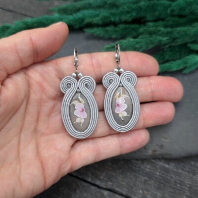 Kolczyki sutasz handmade szare lekkie małe codzienne biznesowe z glinki polimerowej z kwiatami biżuteria artystyczna marki Katrina Rossa na dłoni