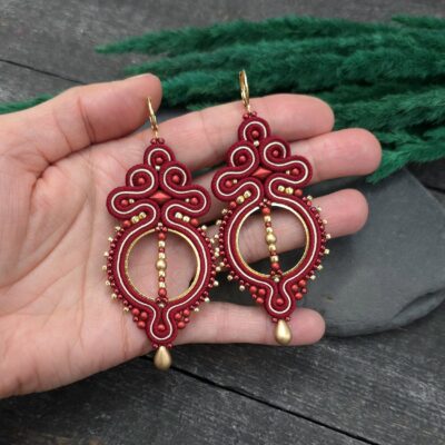 Kolczyki sutasz bordowe lekkie wiszące eleganckie koła handmade wieczorowe biżuteria artystyczna marki Katrina Rossa na dłoni